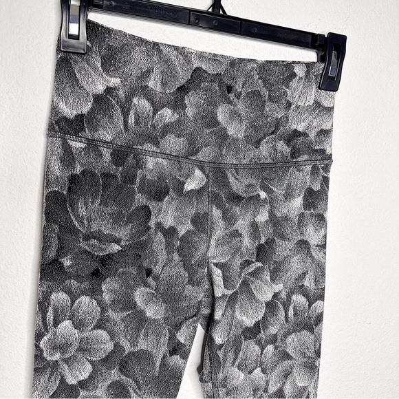 New Athleta Elation Textured Tight/Legging in Bland/White Flora Size XS $89 - Picture 5 of 8